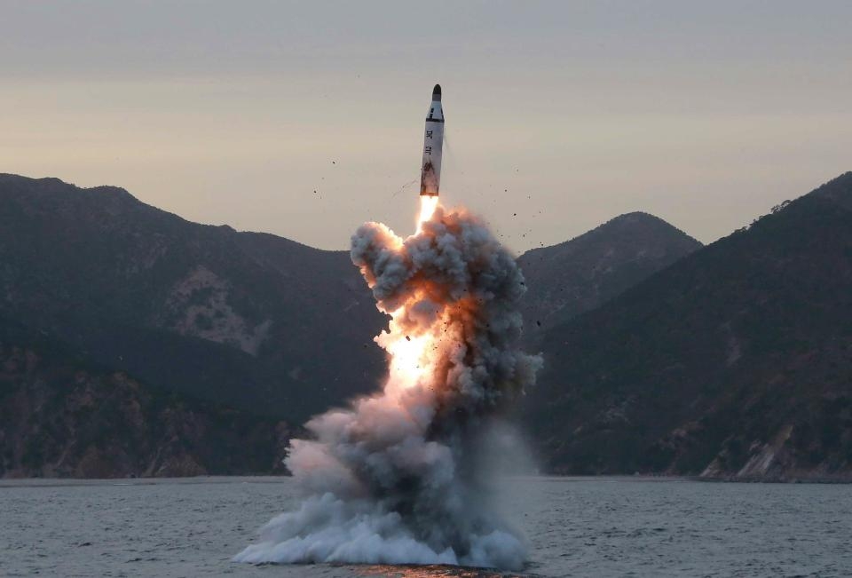 Северна Корея продължава да ходи по нервите на цял свят, изстреля нова ракета (ВИДЕО)