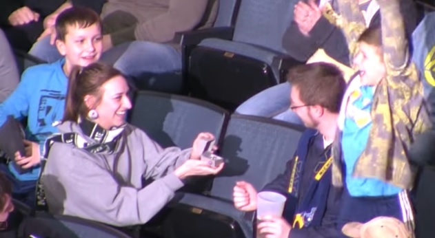 Американец направи най-романтично предложение на приятелката си (ВИДЕО)