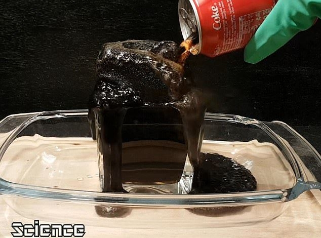 Отвратителен експеримент! Какво се случва при смесване на "Кока-кола" и стомашните ви киселини (ВИДЕО)