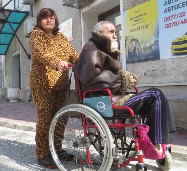 Драмата на това семейство е покъртителна, той е инвалид, вече няма къде да живеят в Пловдив