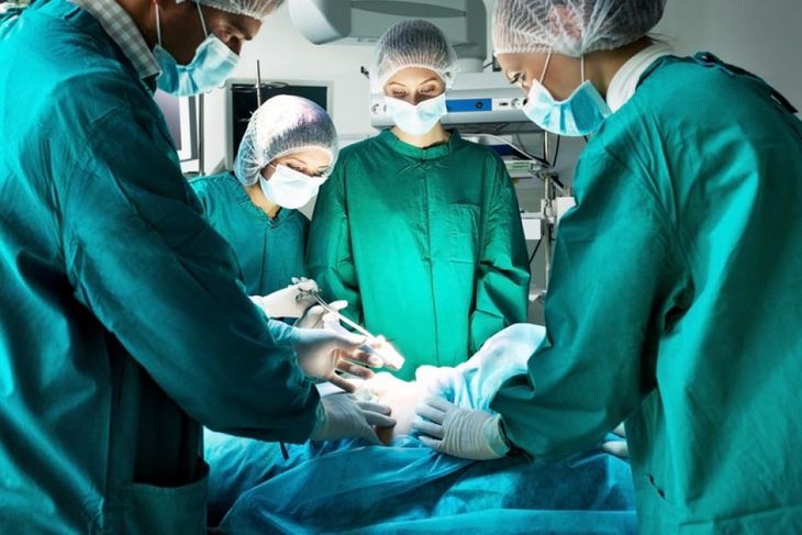 Разкриха тайната защо хирурзите носят сини или зелени престилки, но никога бели