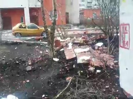 Първи КАДРИ от мястото на взрива в жилищен блок в Санкт Петербург (СНИМКИ)