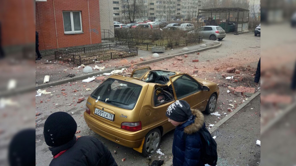 Първи КАДРИ от мястото на взрива в жилищен блок в Санкт Петербург (СНИМКИ)