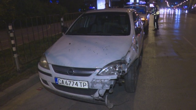 Кола се вряза в спирка на градския транспорт в София (СНИМКИ)