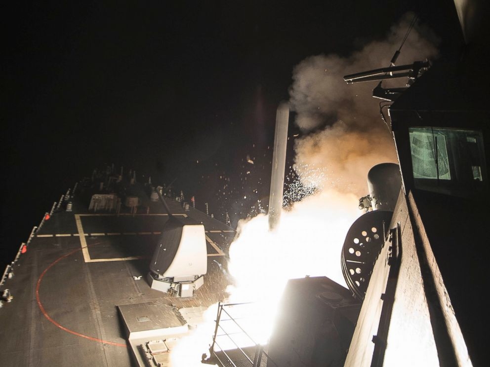 Извънредно в БЛИЦ: Първо ВИДЕО и СНИМКИ от американския удар с десетки крилати ракети "Томахоук" по сирийската база в Хомс! (СНИМКИ/ВИДЕО)