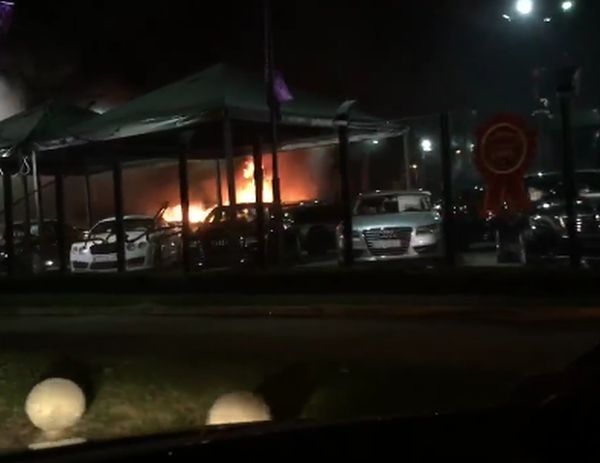Първо ВИДЕО от ексклузивната новина на БЛИЦ за огнения кошмар в тузарска столична автокъща