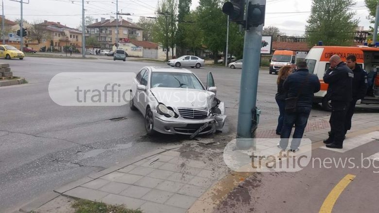 Тежка катастрофа в Пловдив, ученици вадят шофьор, заклещен в една от колите