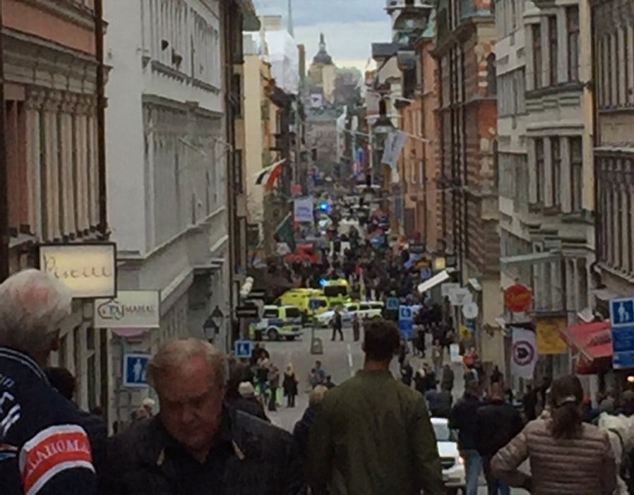 НА ЖИВО! ПЪРВИ КАДРИ от ужаса в Стокхолм, улица е осеяна с трупове (18+)