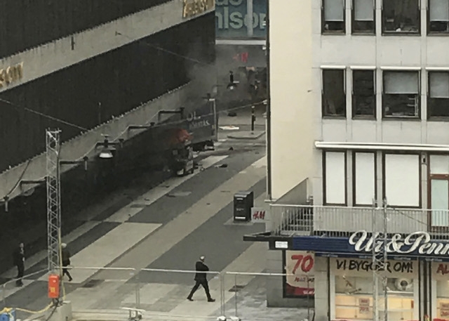 НА ЖИВО! ПЪРВИ КАДРИ от ужаса в Стокхолм, улица е осеяна с трупове (18+)