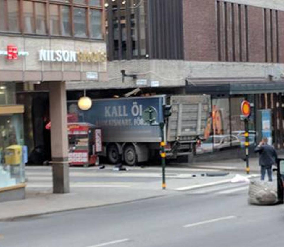 Стрелба насред хаоса и ужаса в Стокхолм! Нападателят е избягал, жертвите се умножават (ВИДЕО 18+/ОБНОВЕНА)