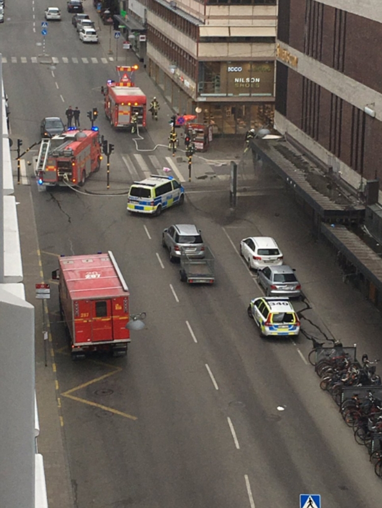 Очевидци с последни данни! Вълк единак или терористична клетка отвори портата на ада в Стокхолм? Има вече ЗАДЪРЖАНИ (СНИМКИ/ВИДЕО 18+/ОБНОВЕНА)