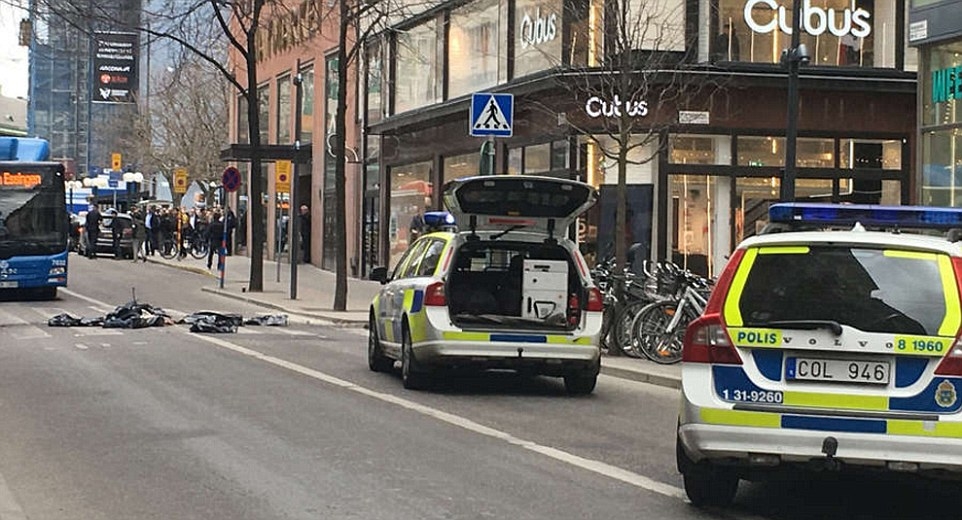 Очевидци с последни данни! Вълк единак или терористична клетка отвори портата на ада в Стокхолм? Има вече ЗАДЪРЖАНИ (СНИМКИ/ВИДЕО 18+/ОБНОВЕНА)