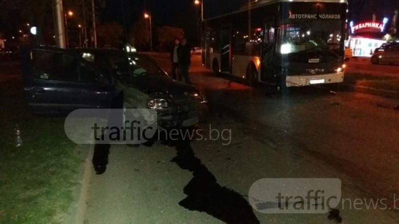 Няма край! Тежка катастрофа в Пловдив: Автобус помля Рено (СНИМКИ)