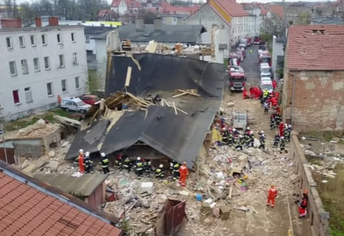 Страшна трагедия в Полша, взрив сравни сграда със земята, има загинали и много затрупани (СНИМКИ/ВИДЕО)
