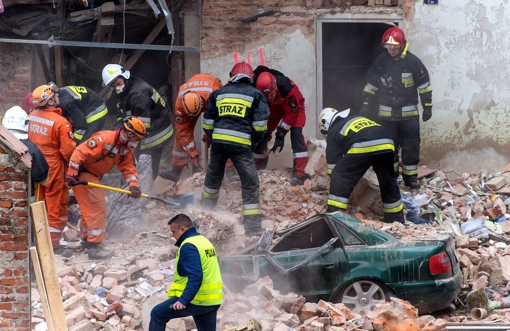 Трагедията в Полша е огромна! Извадиха трети труп изпод срутената сграда (СНИМКИ/ВИДЕО)