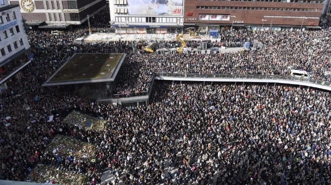 Светът подаде ръка на Стокхолм (СНИМКИ/ВИДЕО)