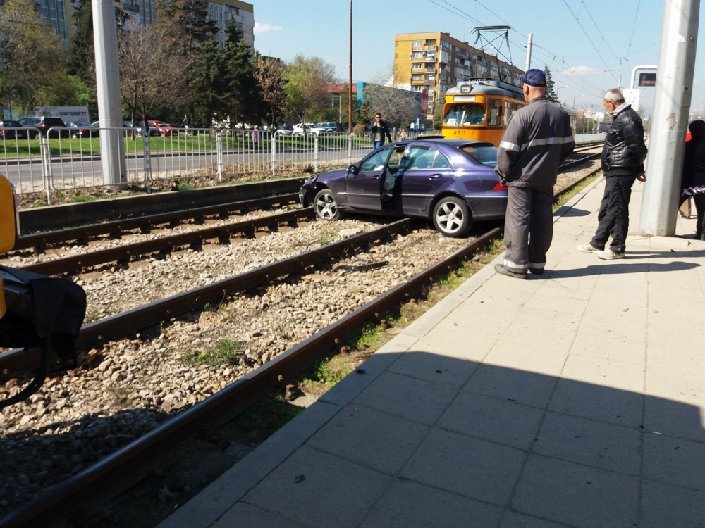 Автомобил кацна на трамвайните релси и създаде транспортен ад в София (СНИМКИ)