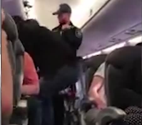 Вижте как влачиха и изхвърлиха насила мъж от самолет на United Airlines (СНИМКИ/ВИДЕО 18+)