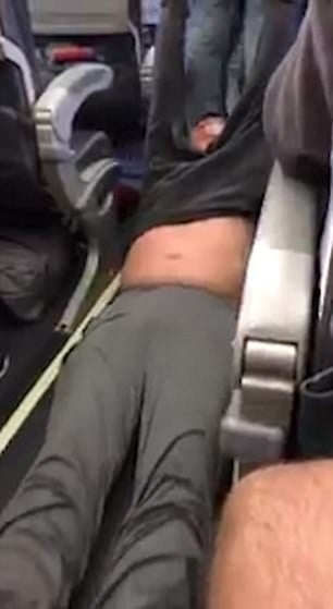 Вижте как влачиха и изхвърлиха насила мъж от самолет на United Airlines (СНИМКИ/ВИДЕО 18+)