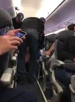 Вижте как влачиха и изхвърлиха насила мъж от самолет на United Airlines (СНИМКИ/ВИДЕО 18+)