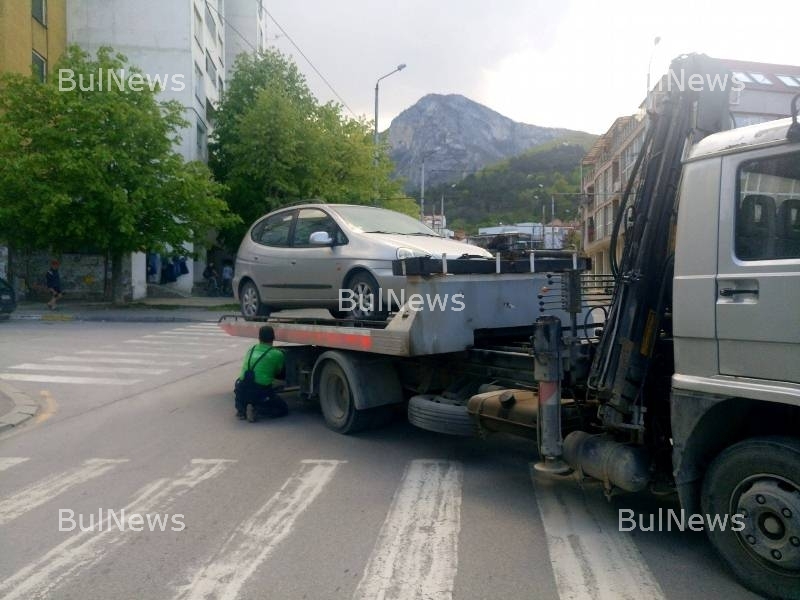 Три коли се нанизаха на голямо кръстовище във Враца (СНИМКИ)