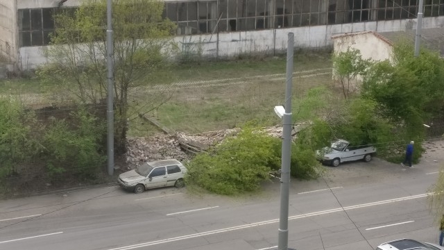 Стена се срути върху автомобили в София
