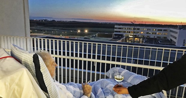 Цигара, вино и слънчев залез - болница изпълни последното желание на умиращ пациент (СНИМКА)