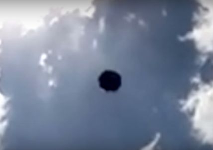 Зловещ, черен НЛО сниман в небето над Мексико (ВИДЕО)