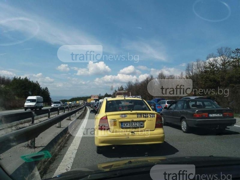 Почна се! Десетки шофьори увиснаха в капан на пътя между Пловдив и София, не помръдват и на метър