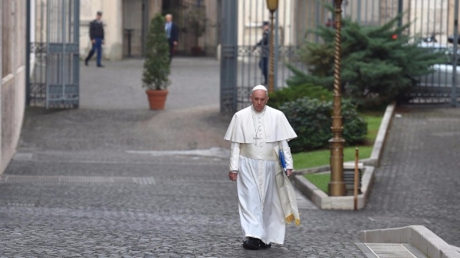 Папа Франциск уми краката на 12 бивши мафиоти