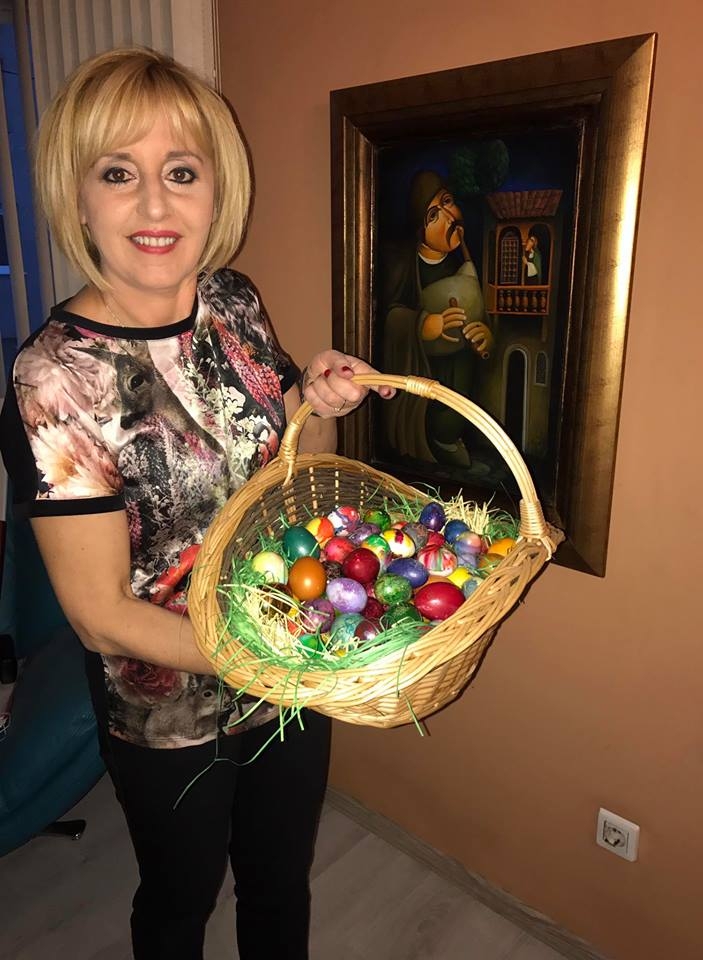 Мая Манолова се похвали с яйцата си (СНИМКИ) 