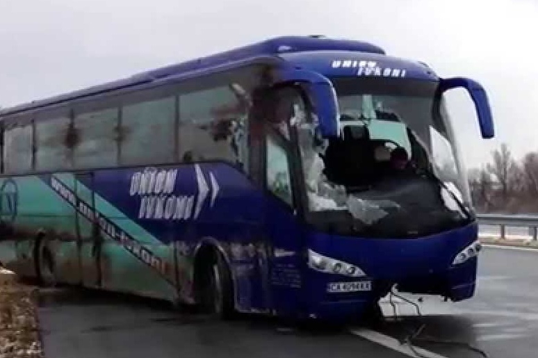 Първо в БЛИЦ: Ужас на магистрала "Хемус"! Лампи се срутиха върху автобус на "Юнион Ивкони", пълен с хора!  