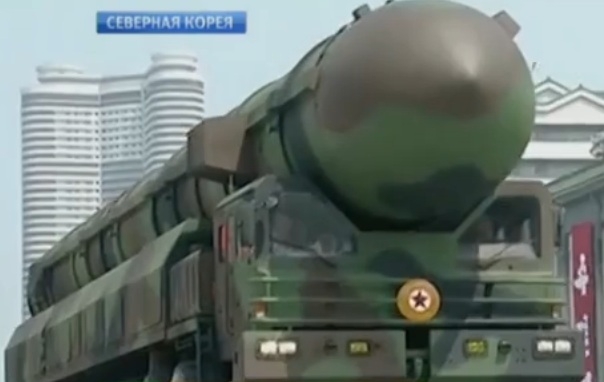 Първо ВИДЕО от военния парад в Пхенян с новите ракети и мажоретки със саби (СНИМКИ)