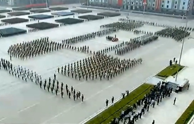 Първо ВИДЕО от военния парад в Пхенян с новите ракети и мажоретки със саби (СНИМКИ)