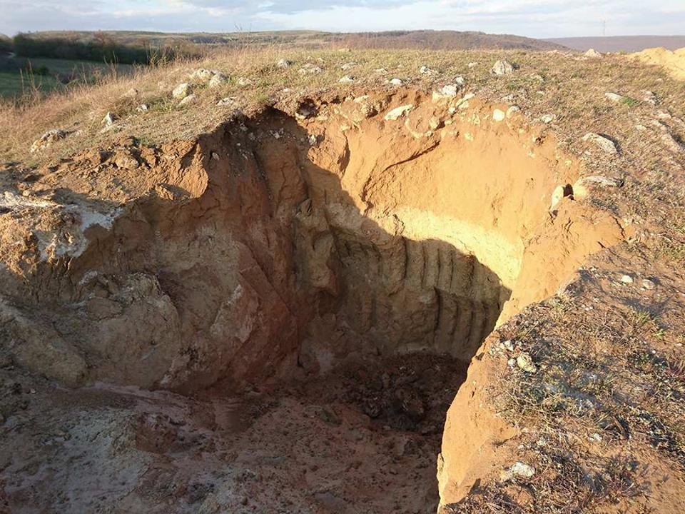 Варненка беснее: Ето какво става на уникалните Побити камъни в момента (СНИМКИ)