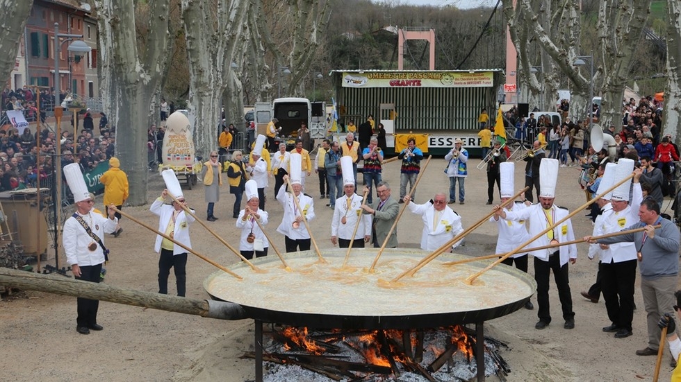 Правят гигантски омлет във Франция за Великден (СНИМКИ)