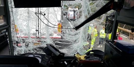 Меле с български ученици в Италия! Петима са ранени след сблъсък между автобус и камион (СНИМКИ)