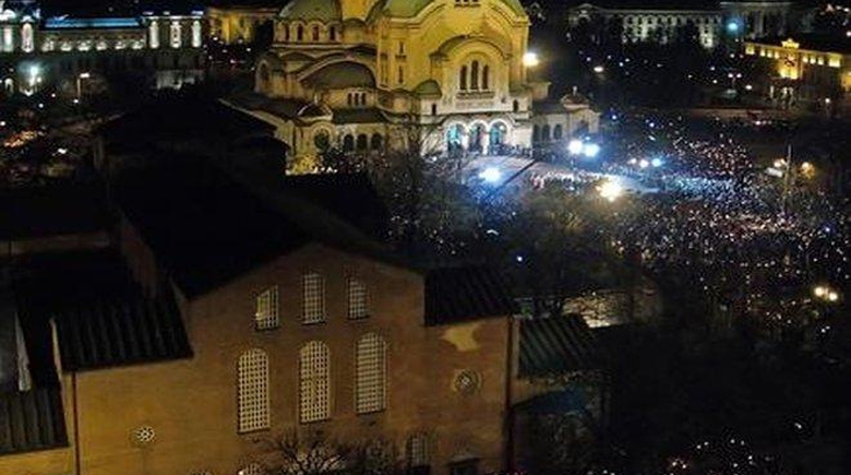 Около храм "Александър Невски" в София вече е пълно с хора, всички чакат появата на благодатния огън
