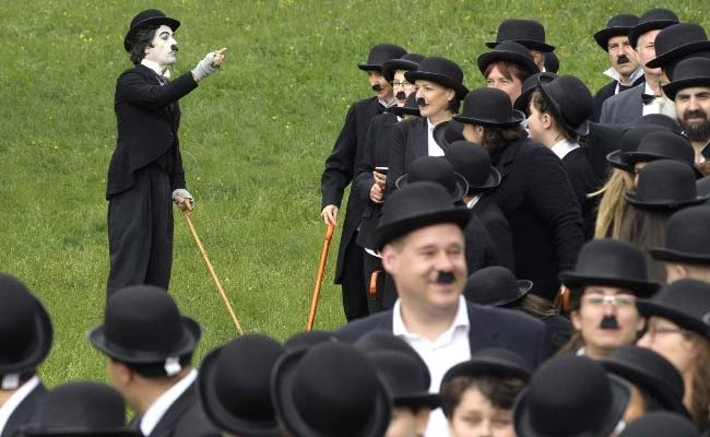 Над 660 души се облякоха като Чарли Чаплин! Каква е причината? (СНИМКИ)