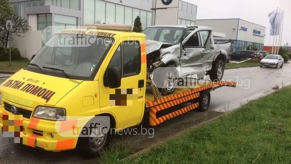 Зрелищно меле! Джип влетя с бясна скорост в Пловдив и помля 4 коли пред шоурума на БМВ (СНИМКИ)