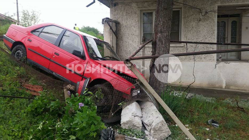 Вижте как жена успя да влети с кола в къща на пътя Велико Търново-Русе (СНИМКА/ВИДЕО)  
