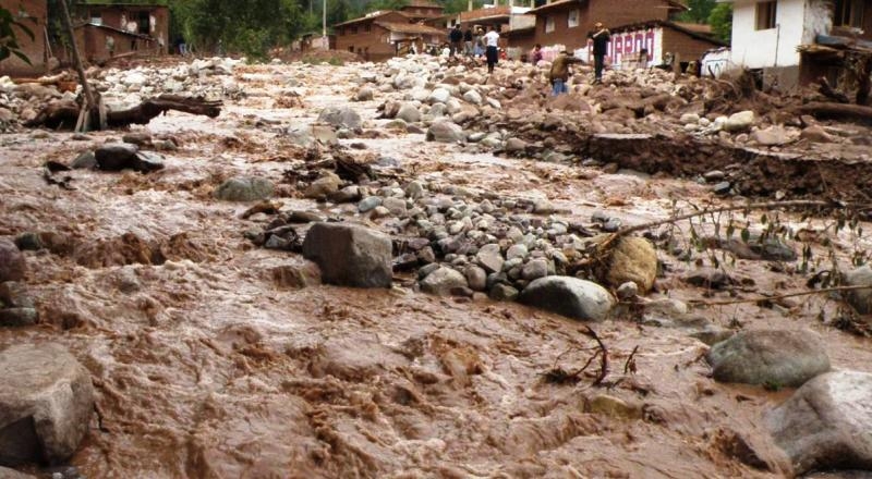 Увеличават се загиналите при наводненията в Перу