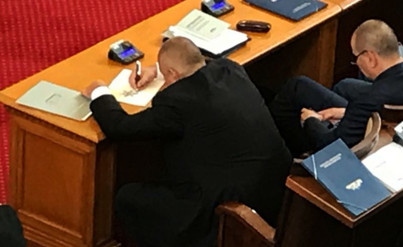Борисов го изби на творчество в парламента! (СНИМКИ)