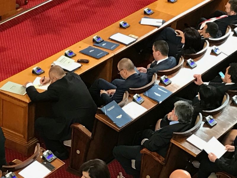 Борисов го изби на творчество в парламента! (СНИМКИ)