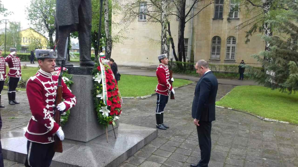 Румен Радев  дойде с венец днес в щаба на българската военна наука (СНИМКИ)