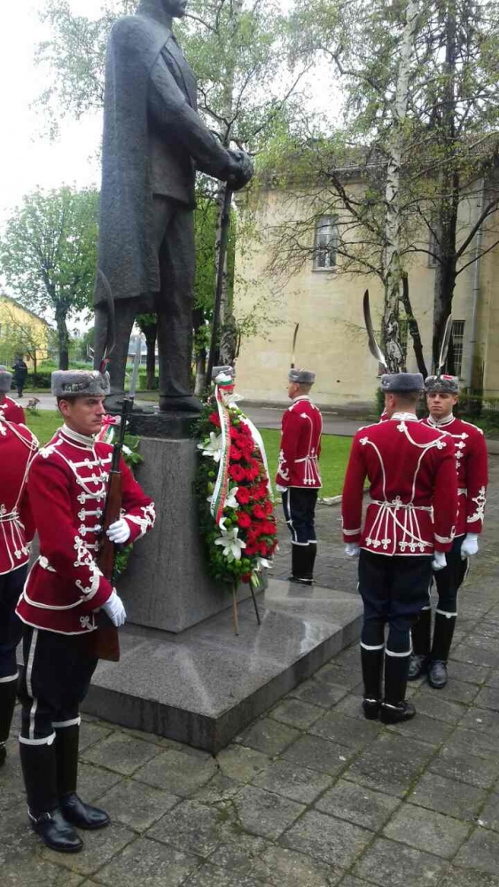 Румен Радев  дойде с венец днес в щаба на българската военна наука (СНИМКИ)