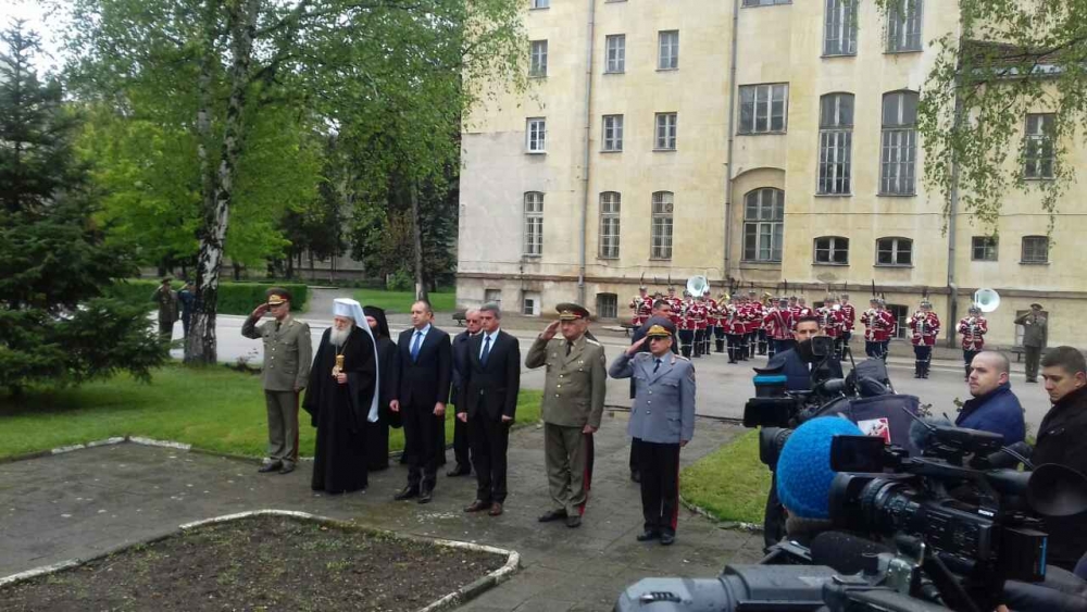 Румен Радев  дойде с венец днес в щаба на българската военна наука (СНИМКИ)