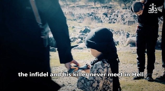 Ужасите на „Ислямска държава”: Шестгодишно дете помага при коленето на хора (СНИМКИ/ВИДЕО)