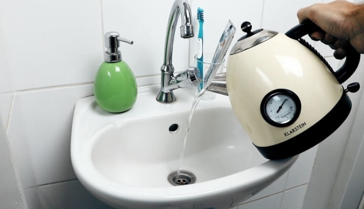 Най-лесният домашен трик, с който отпушва и най-голямата мизерия в мивката за секунди