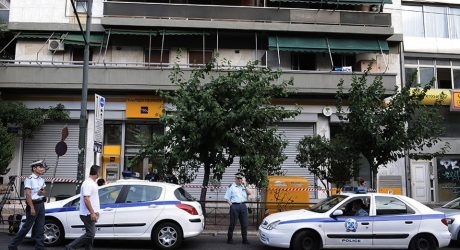 Екшън в Пирея: Бандити нахлуха в банка, взеха 8 заложници и разкостиха 40-50 сейфа 